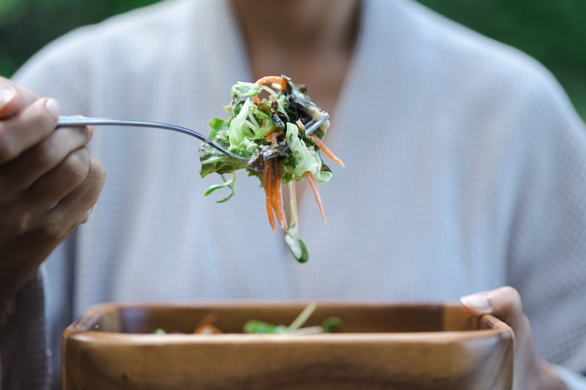 Salad segar dengan berbagai sayuran colorful